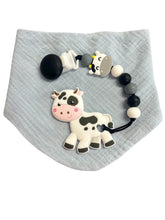 Charger l&#39;image dans la galerie, Kit bavoir, attache suce et jouet de dentition vache bleu
