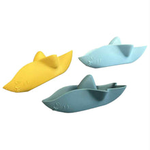 Charger l&#39;image dans la galerie, Jouet pour le bain - trio de mini requin bleu et moutarde
