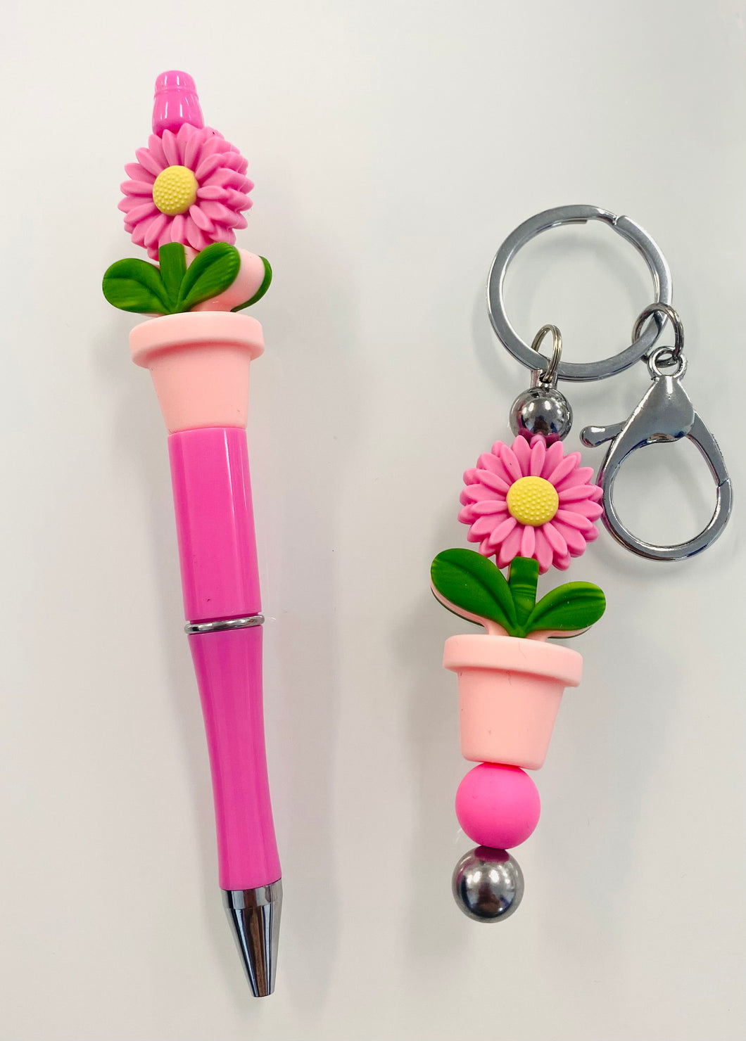 Ensemble porte-clés et stylo marguerite rose