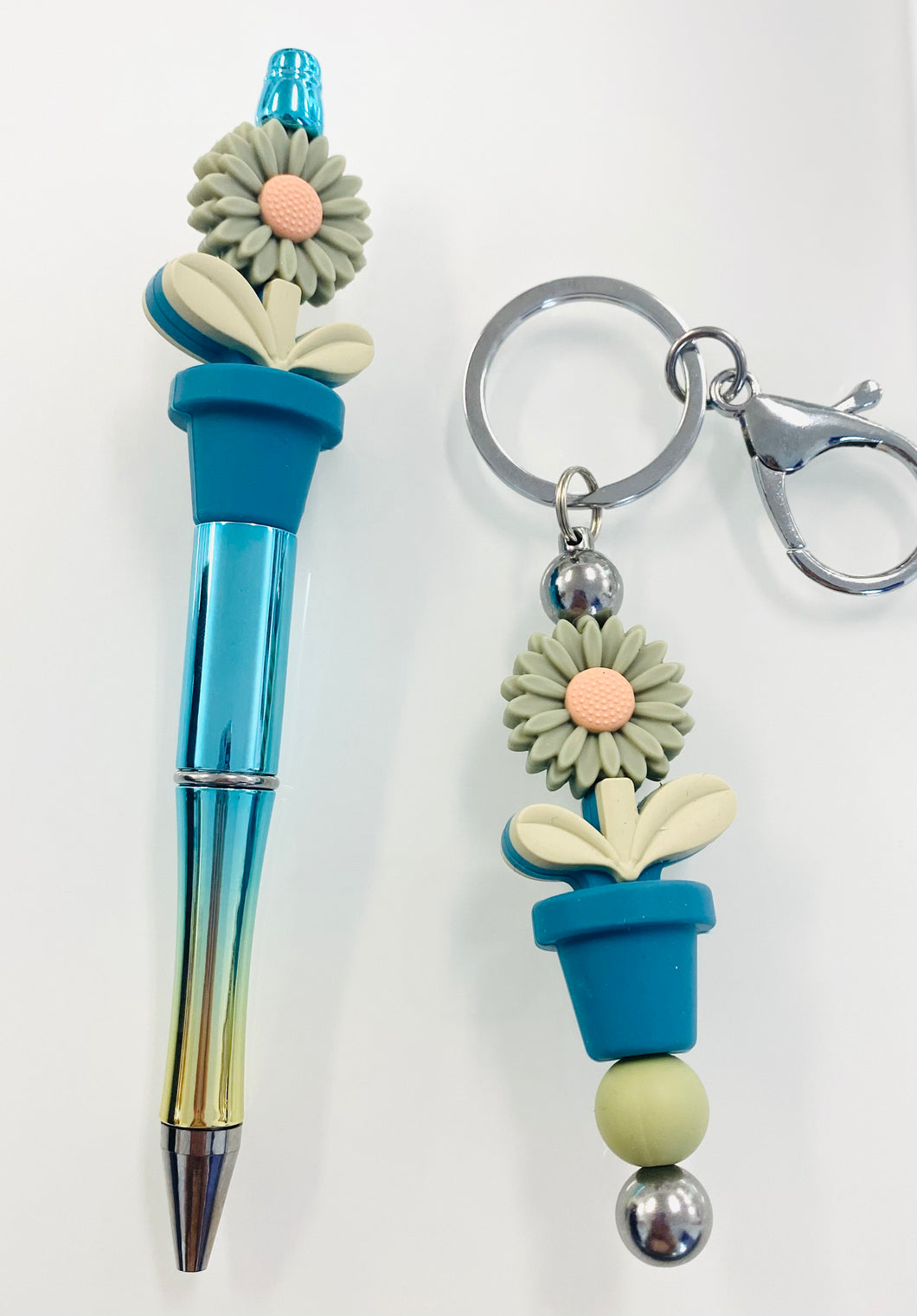 Ensemble porte-clés et stylo marguerite sauge et turquoise