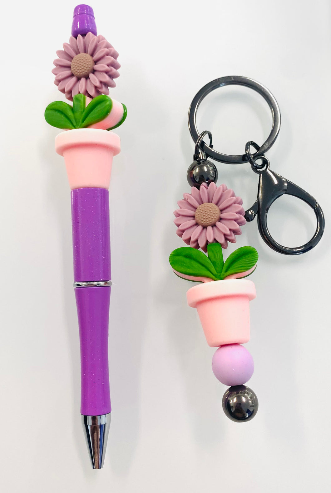 Ensemble porte-clés et stylo marguerite lilas
