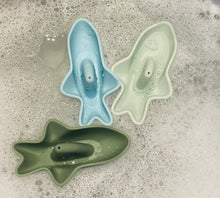 Charger l&#39;image dans la galerie, Jouet pour le bain - trio de mini requin vert et bleu
