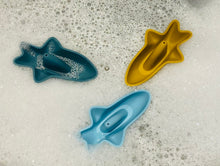 Charger l&#39;image dans la galerie, Jouet pour le bain - trio de mini requin bleu et moutarde
