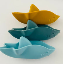 Charger l&#39;image dans la galerie, Jouet pour le bain - trio de mini requin bleu et moutarde
