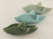 Charger l&#39;image dans la galerie, Jouet pour le bain - trio de mini requin vert et bleu
